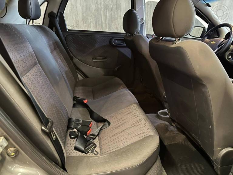 CHEVROLET - CORSA 1.4 MPFI MAXX 8V FLEX 4P MANUAL - 2010/2011 - CINZA - R$ 34.900,00