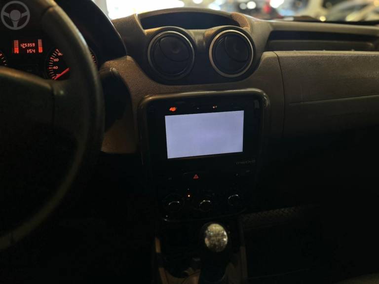 RENAULT - DUSTER 1.6 TECH ROAD 4X2 16V FLEX 4P MANUAL - 2014/2015 - BRANCA - R$ 56.900,00