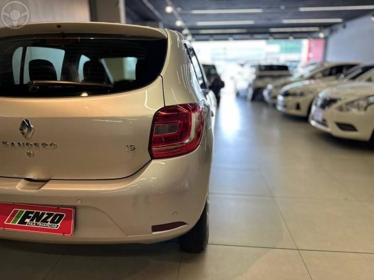 RENAULT - SANDERO 1.6 EXPRESSION 16V FLEX 4P MANUAL - 2016/2017 - PRATA - R$ 46.900,00