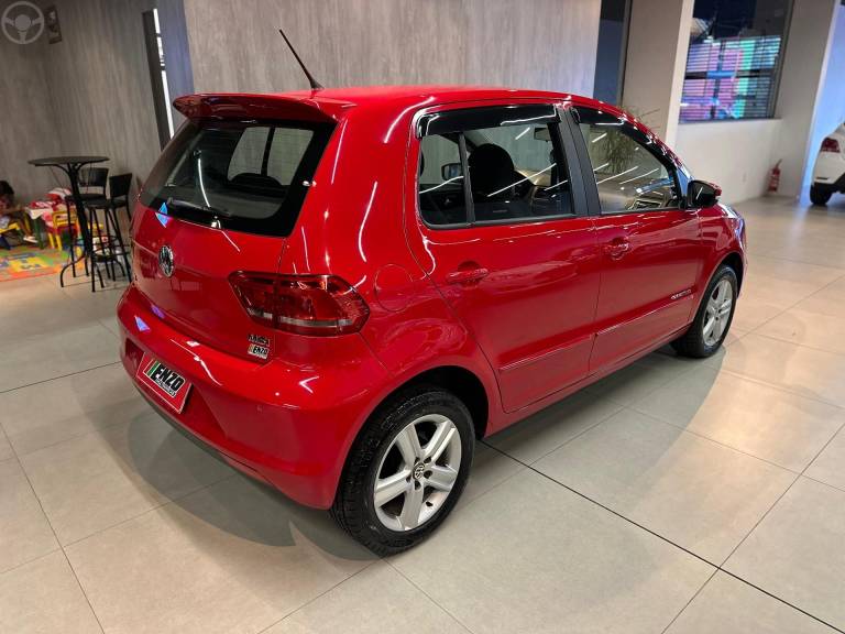 VOLKSWAGEN - FOX 1.6 COMFORTLINE 8V FLEX 4P MANUAL - 2015/2016 - VERMELHA - R$ 49.900,00