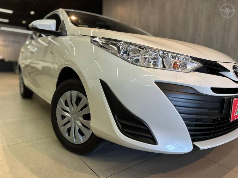 TOYOTA - YARIS 1.5 XL LIVE SEDAN 16V FLEX 4P AUTOMÁTICO - 2019/2020 - BRANCA - R$ 77.900,00