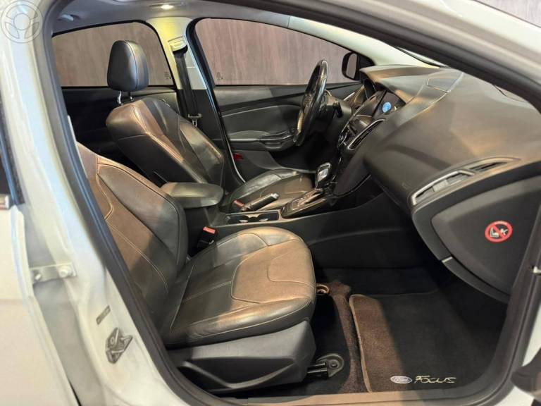 FORD - FOCUS 2.0 TITANIUM PLUS 16V FLEX 4P AUTOMÁTICO - 2017/2018 - BRANCA - R$ 76.900,00