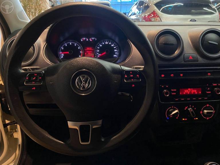 VOLKSWAGEN - GOL 1.6 MI HIGHLINE 8V FLEX 4P MANUAL - 2013/2014 - BRANCA - R$ 42.900,00