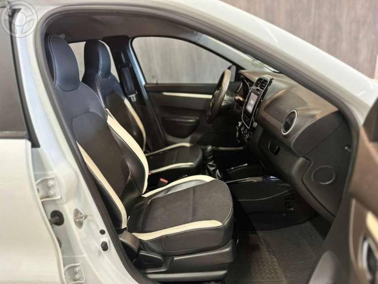 RENAULT - KWID 1.0 12V SCE FLEX INTENSE MANUAL - 2017/2018 - BRANCA - R$ 41.900,00
