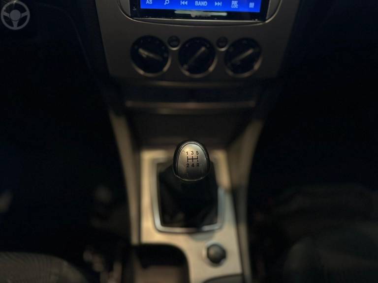 FORD - FOCUS 1.6 SE 8V FLEX 4P MANUAL - 2012/2013 - BRANCA - R$ 46.900,00