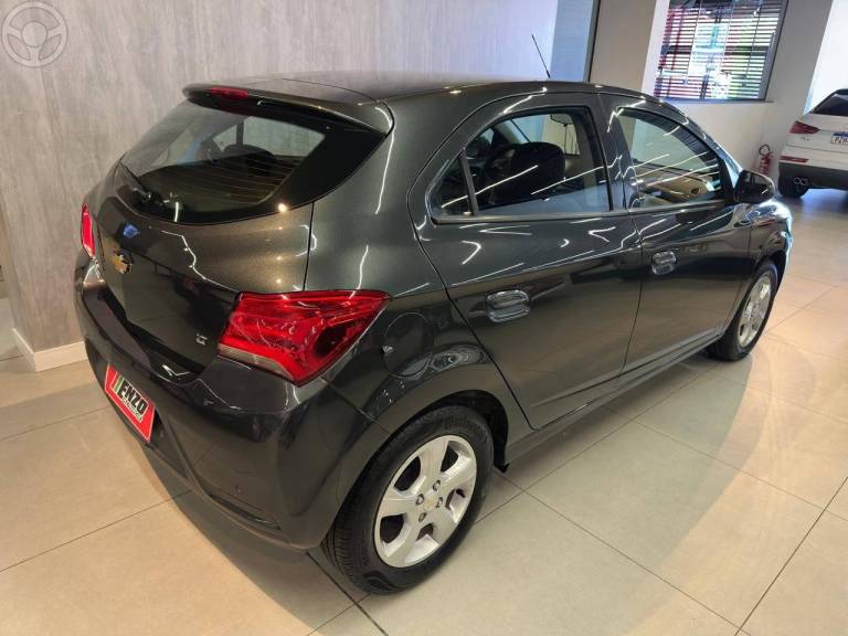 CHEVROLET - ONIX 1.4 MPFI LT 8V FLEX 4P MANUAL - 2019/2019 - CINZA - R$ 64.900,00