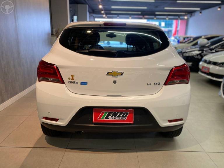 CHEVROLET - ONIX 1.4 MPFI LTZ 8V FLEX 4P MANUAL - 2017/2018 - BRANCA - R$ 65.900,00