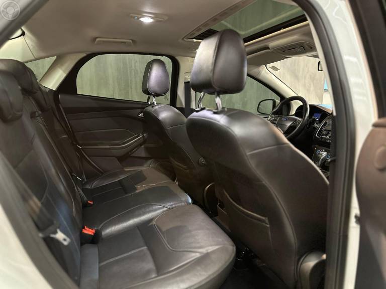 FORD - FOCUS 2.0 TITANIUM PLUS SEDAN 16V FLEX 4P AUTOMÁTICO - 2015/2016 - BRANCA - R$ 68.900,00