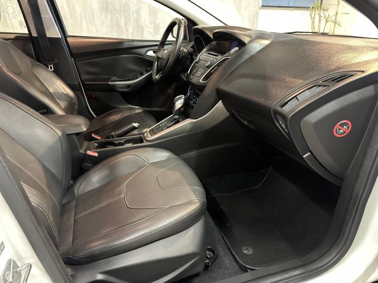 FORD - FOCUS 2.0 SE SEDAN 16V FLEX 4P AUTOMÁTICO - 2015/2016 - BRANCA - R$ 62.900,00
