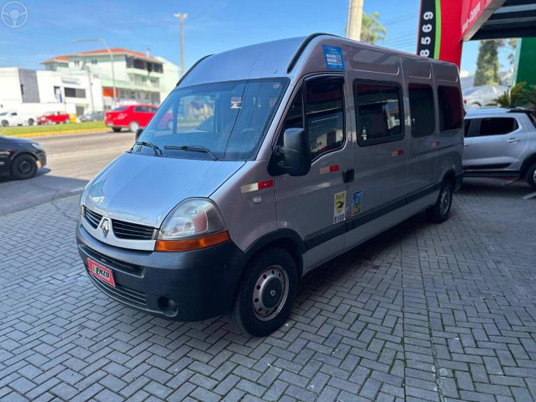 RENAULT - MASTER 2.5 DCI MINIBUS L3H2 1 16V DIESEL 3P MANUAL - 2011/2012 - PRATA - R$ 110.900,00