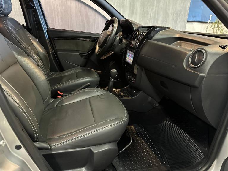 RENAULT - DUSTER OROCH 2.0 16V FLEX DYNAMIQUE AT 4P AUTOMÁTICO - 2016/2017 - PRATA - R$ 74.900,00