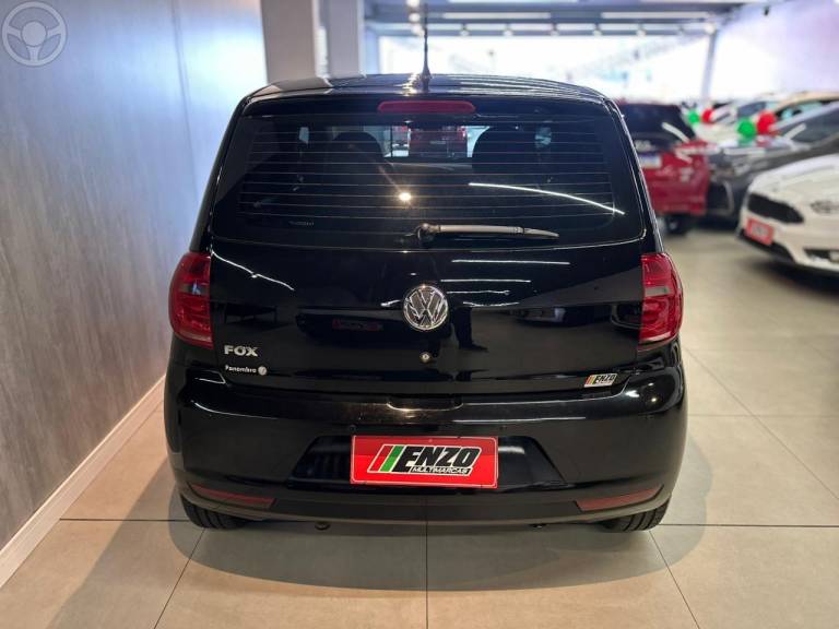 VOLKSWAGEN - FOX 1.0 MI 8V FLEX 4P MANUAL - 2013/2014 - PRETA - R$ 40.900,00