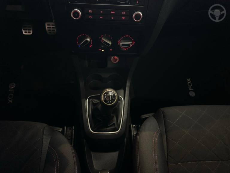 VOLKSWAGEN - FOX 1.6 MI PRIME 8V FLEX 4P MANUAL - 2012/2013 - PRETA - R$ 43.900,00
