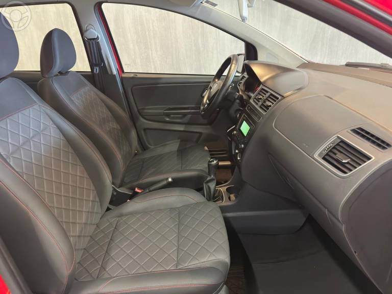 VOLKSWAGEN - FOX 1.6 MI HIGHLINE 8V FLEX 4P MANUAL - 2015/2016 - VERMELHA - R$ 54.900,00