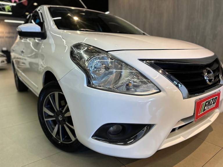 NISSAN - VERSA 1.6 16V FLEX UNIQUE 4P XTRONIC - 2017/2018 - BRANCA - R$ 63.900,00