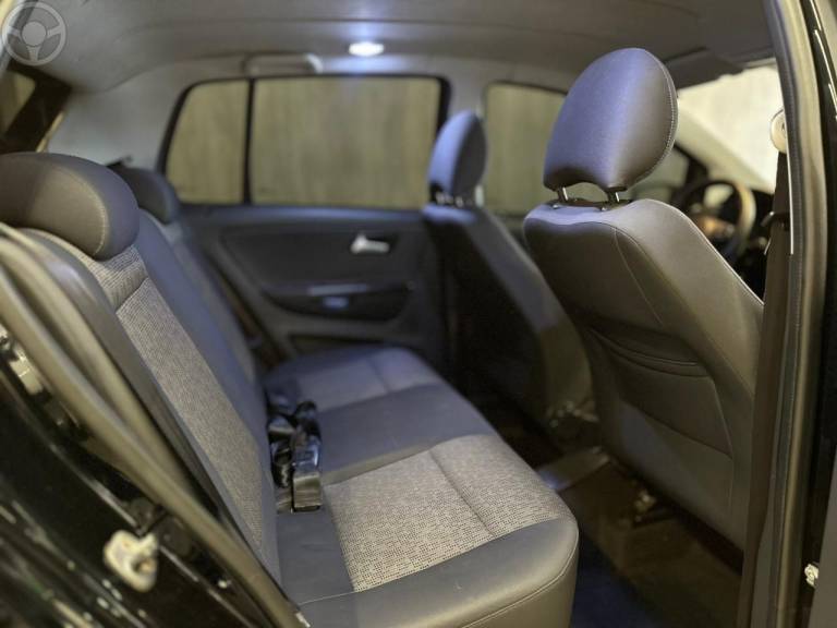 VOLKSWAGEN - FOX 1.0 MI 8V FLEX 4P MANUAL - 2013/2014 - PRETA - R$ 40.900,00