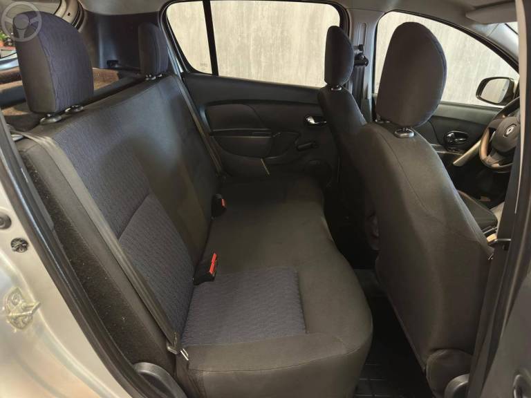 RENAULT - SANDERO 1.6 EXPRESSION 16V FLEX 4P MANUAL - 2016/2017 - PRATA - R$ 46.900,00