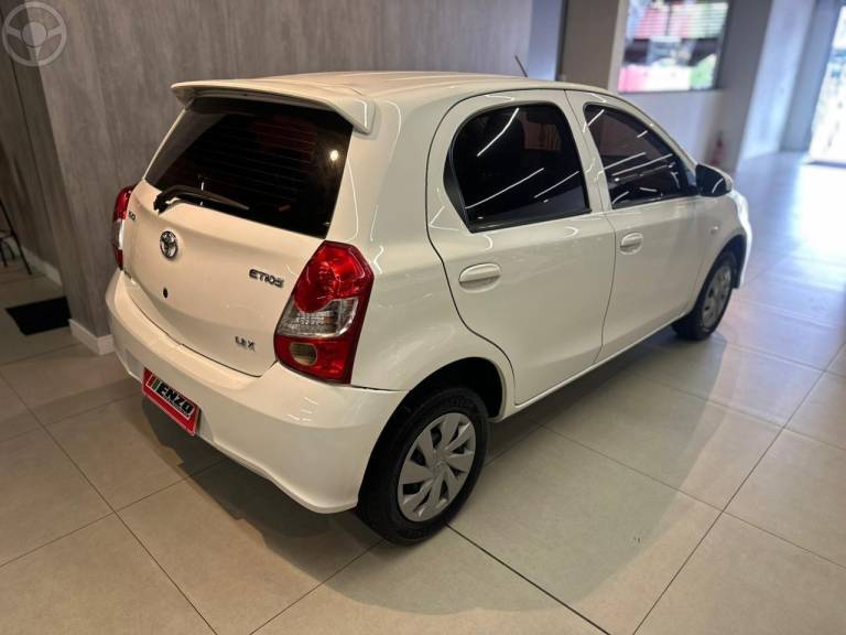 TOYOTA - ETIOS 1.3 X 16V FLEX 4P MANUAL - 2017/2018 - BRANCA - R$ 56.900,00