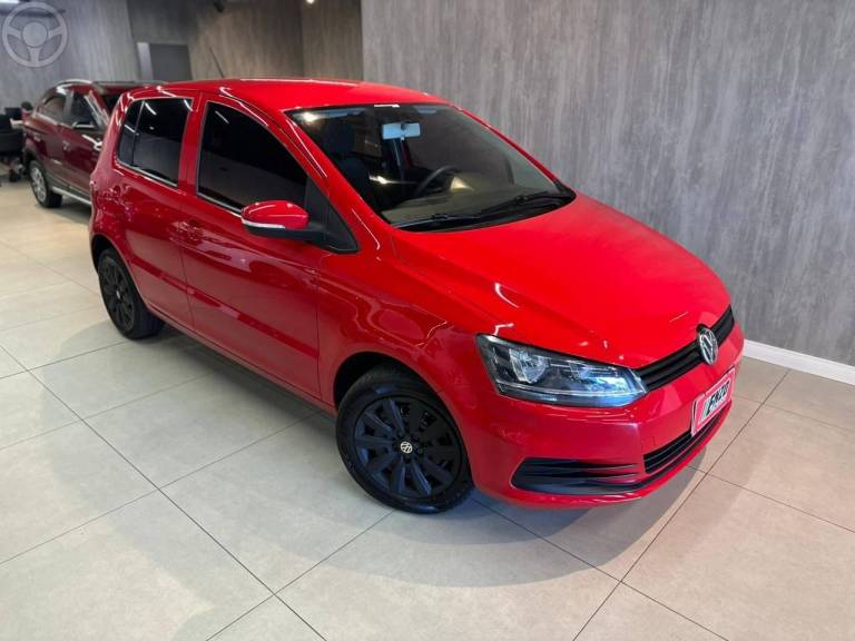 VOLKSWAGEN - FOX 1.0 MI TRENDLINE 8V FLEX 4P MANUAL - 2014/2015 - VERMELHA - R$ 43.900,00
