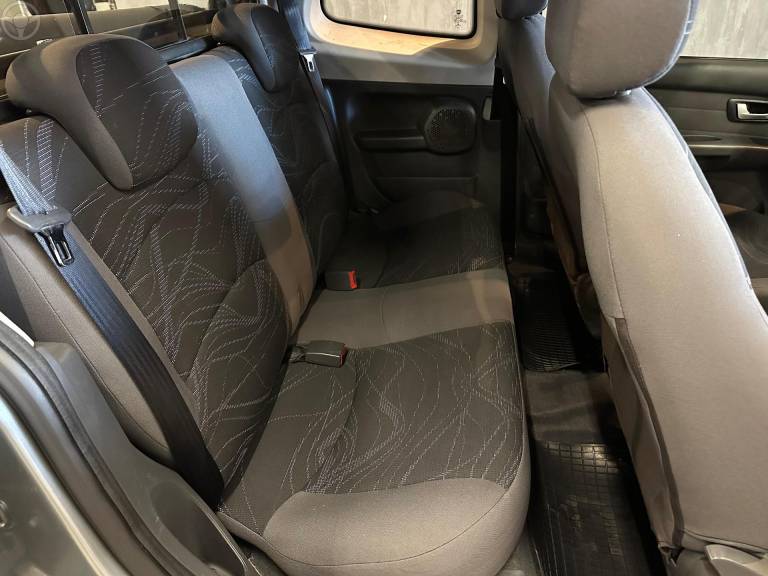 FIAT - STRADA 1.4 MPI WORKING CD 8V FLEX 3P MANUAL - 2014/2015 - CINZA - R$ 61.900,00