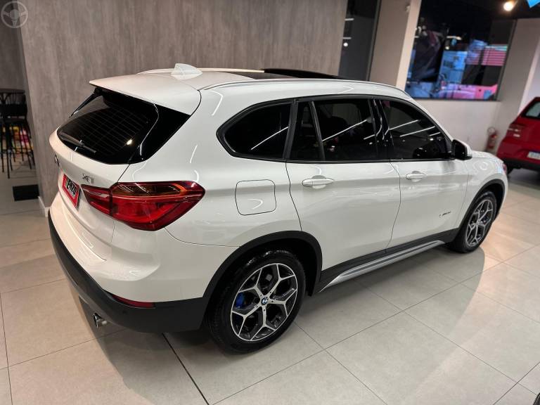 BMW - X1 2.0 16V TURBO ACTIVEFLEX SDRIVE20I X-LINE 4P AUTOMÁTICO - 2017/2018 - BRANCA - R$ 134.900,00