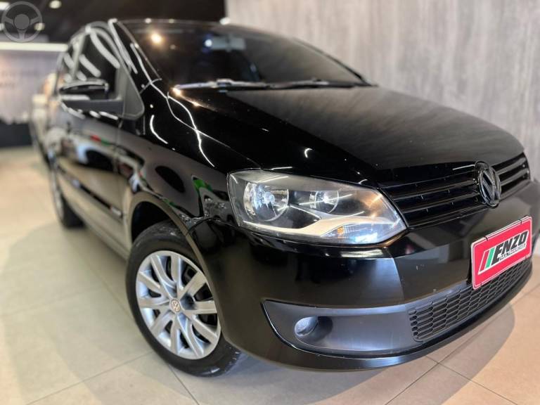 VOLKSWAGEN - FOX 1.0 MI 8V FLEX 4P MANUAL - 2013/2014 - PRETA - R$ 37.900,00