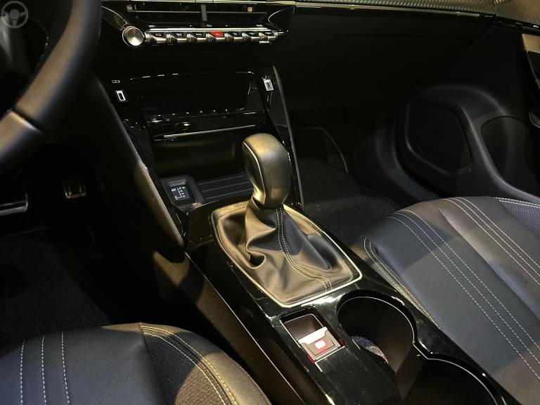 PEUGEOT - 2008 1.0 TURBO GT 200 FLEX 4P AUTOMÁTICO - 2024/2025 - BRANCA - R$ 149.900,00