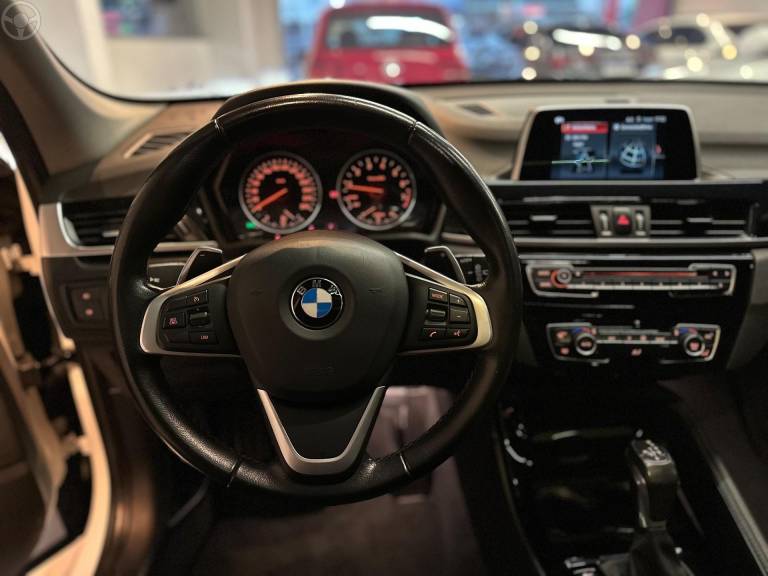 BMW - X1 2.0 16V TURBO ACTIVEFLEX SDRIVE20I X-LINE 4P AUTOMÁTICO - 2017/2018 - BRANCA - R$ 134.900,00