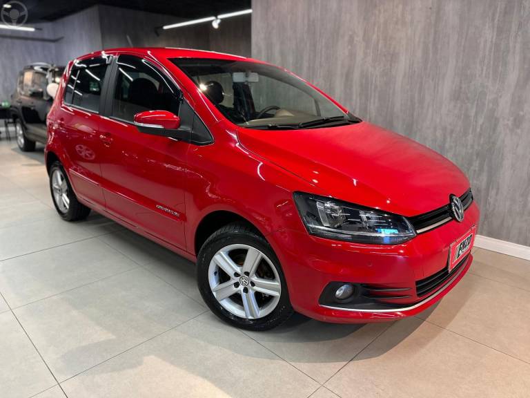 VOLKSWAGEN - FOX 1.6 COMFORTLINE 8V FLEX 4P MANUAL - 2015/2016 - VERMELHA - R$ 49.900,00