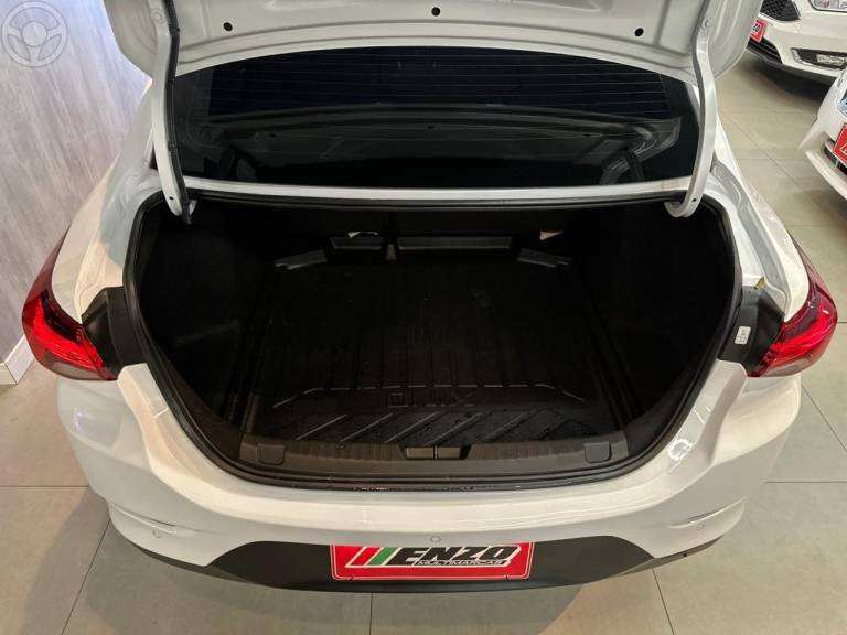 CHEVROLET - ONIX 1.0LTZ PLUS 12V TURBO FLEX 4P AUTOMÁTICO - 2023/2024 - BRANCA - R$ 89.900,00