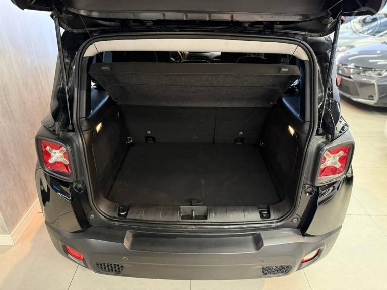 JEEP - RENEGADE 1.8 16V FLEX SPORT 4P MANUAL - 2015/2016 - PRETA - R$ 68.900,00
