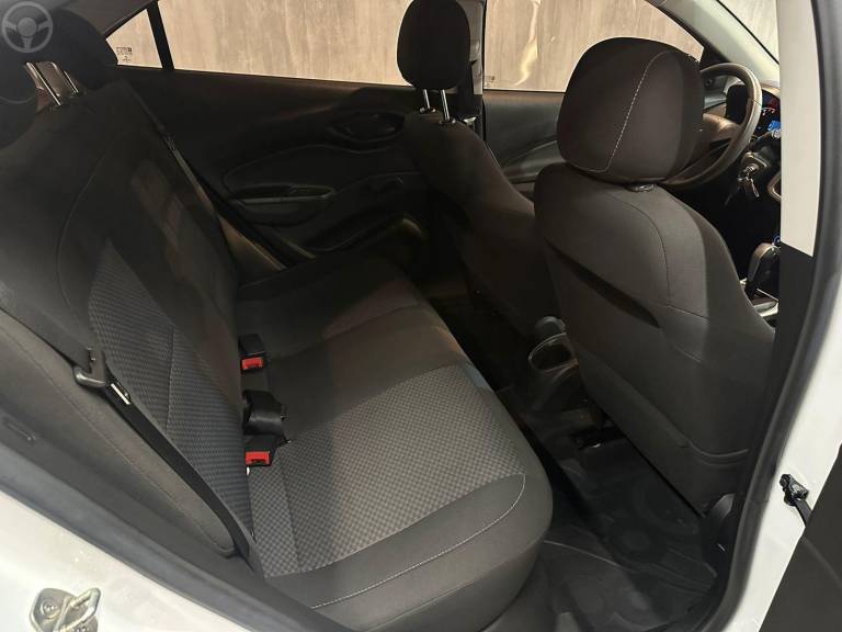 CHEVROLET - ONIX 1.4 ADVANTAGE 8V FLEX 4P AUTOMÁTICO - 2018/2018 - BRANCA - R$ 65.900,00