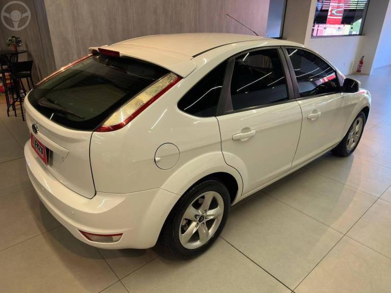 FORD - FOCUS 1.6 SE 8V FLEX 4P MANUAL - 2012/2013 - BRANCA - R$ 46.900,00