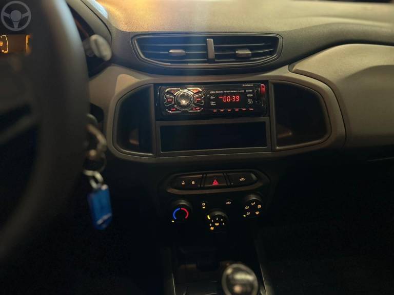 CHEVROLET - ONIX 1.0 JOY PLUS BLACK 8V FLEX 4P MANUAL - 2021/2021 - BRANCA - R$ 58.900,00