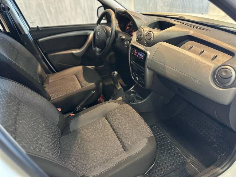 RENAULT - DUSTER 1.6 EXPRESSION 4X2 16V FLEX 4P MANUAL - 2013/2014 - BRANCA - R$ 52.900,00
