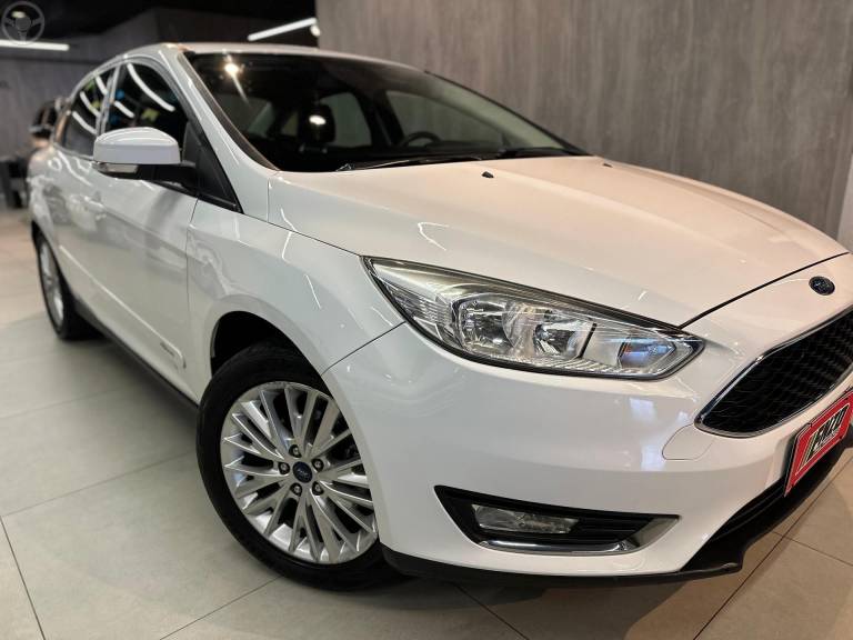 FORD - FOCUS 2.0 SE SEDAN 16V FLEX 4P AUTOMÁTICO - 2015/2016 - BRANCA - R$ 59.900,00