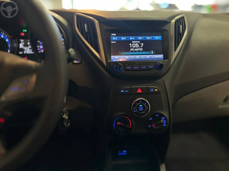 HYUNDAI - HB20S 1.0 COMFORT PLUS 12V TURBO FLEX 4P MANUAL - 2017/2018 - BRANCA - R$ 58.900,00