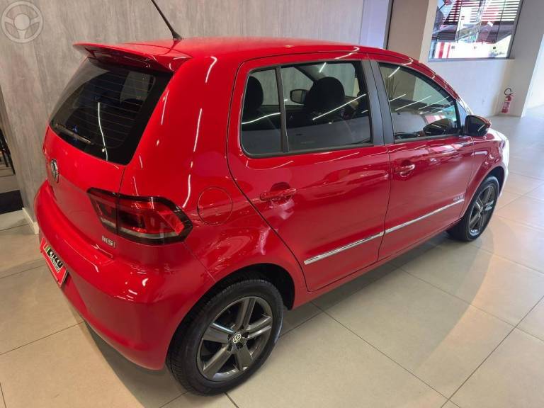 VOLKSWAGEN - FOX 1.6 MI HIGHLINE 8V FLEX 4P MANUAL - 2015/2016 - VERMELHA - R$ 54.900,00