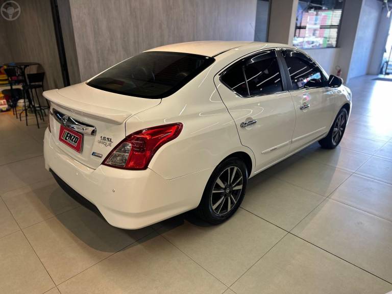 NISSAN - VERSA 1.6 16V FLEX UNIQUE 4P XTRONIC - 2017/2018 - BRANCA - R$ 63.900,00