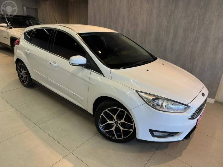 FORD - FOCUS 2.0 TITANIUM HATCH 16V FLEX 4P AUTOMÁTICO - 2015/2016 - BRANCA - R$ 65.900,00