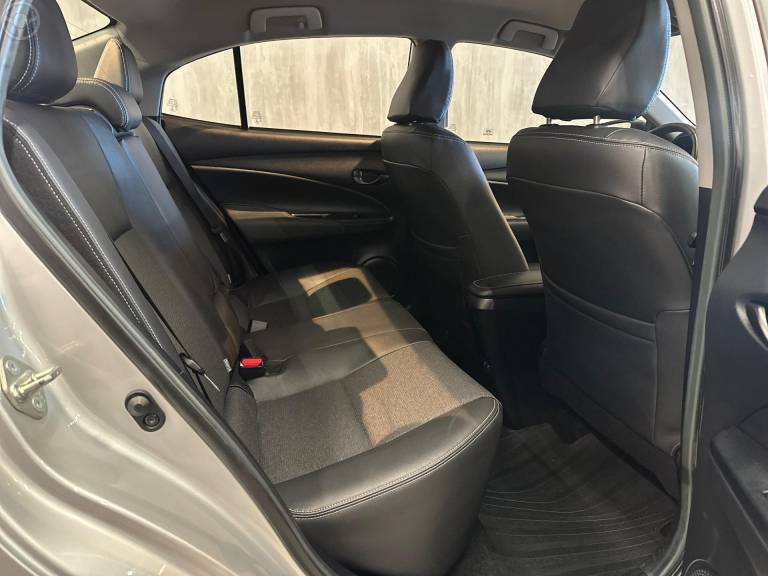 TOYOTA - YARIS 1.5 XS SEDAN 16V FLEX 4P AUTOMÁTICO - 2022/2023 - PRATA - R$ 95.900,00