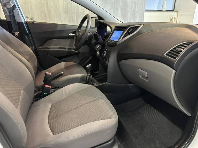 HYUNDAI - HB20S 1.0 COMFORT PLUS 12V TURBO FLEX 4P MANUAL - 2017/2018 - BRANCA - R$ 58.900,00