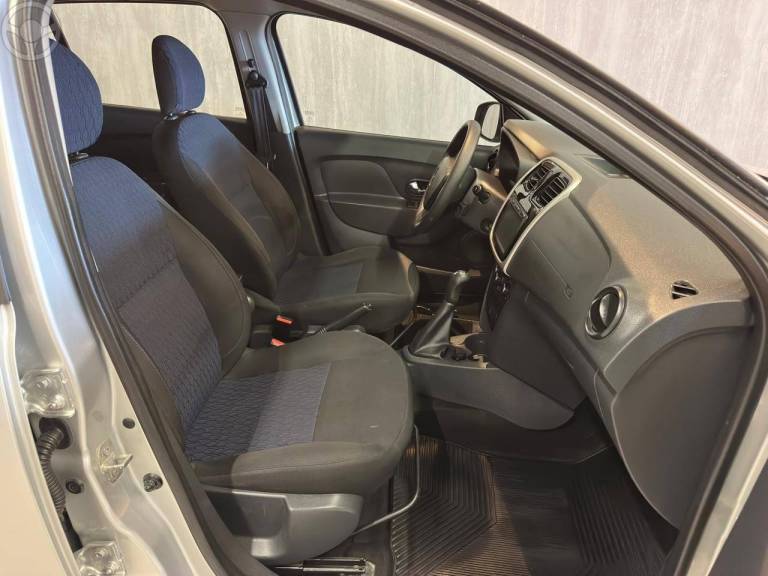 RENAULT - SANDERO 1.6 EXPRESSION 16V FLEX 4P MANUAL - 2016/2017 - PRATA - R$ 46.900,00