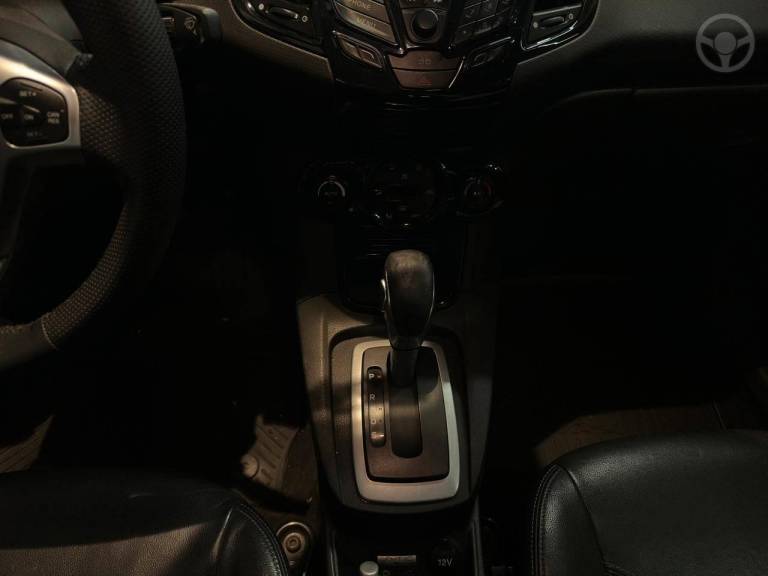 FORD - FIESTA 1.6 TITANIUM HATCH 16V FLEX 4P AUTOMÁTICO - 2014/2015 - PRATA - R$ 46.900,00