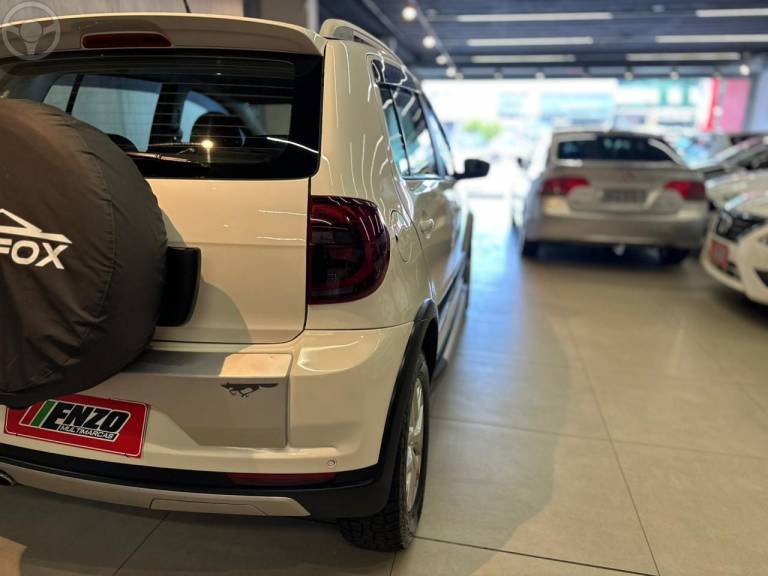 VOLKSWAGEN - CROSSFOX 1.6 MI FLEX 8V 4P MANUAL - 2012/2013 - BRANCA - R$ 48.900,00