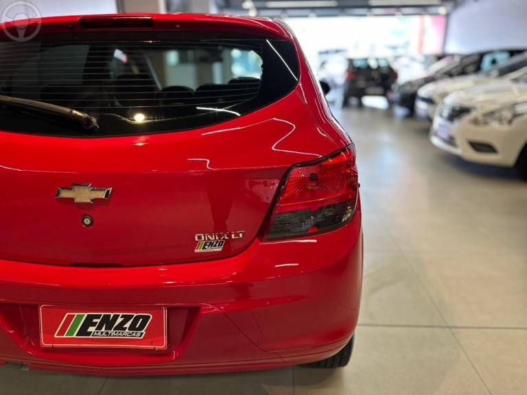 CHEVROLET - ONIX 1.4 MPFI LT 8V FLEX 4P MANUAL - 2015/2016 - VERMELHA - R$ 53.900,00