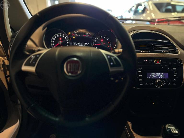 FIAT - PUNTO 1.4 ATTRACTIVE ITALIA 8V FLEX 4P MANUAL - 2015/2016 - BRANCA - R$ 44.900,00