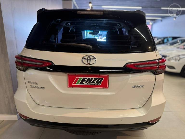 TOYOTA - HILUX SW4 2.8 SRX 4X4 7 LUGARES 16V TURBO INTERCOOLER DIESEL 4P AUTOMÁTICO - 2022/2022 - BRANCA - R$ 314.900,00