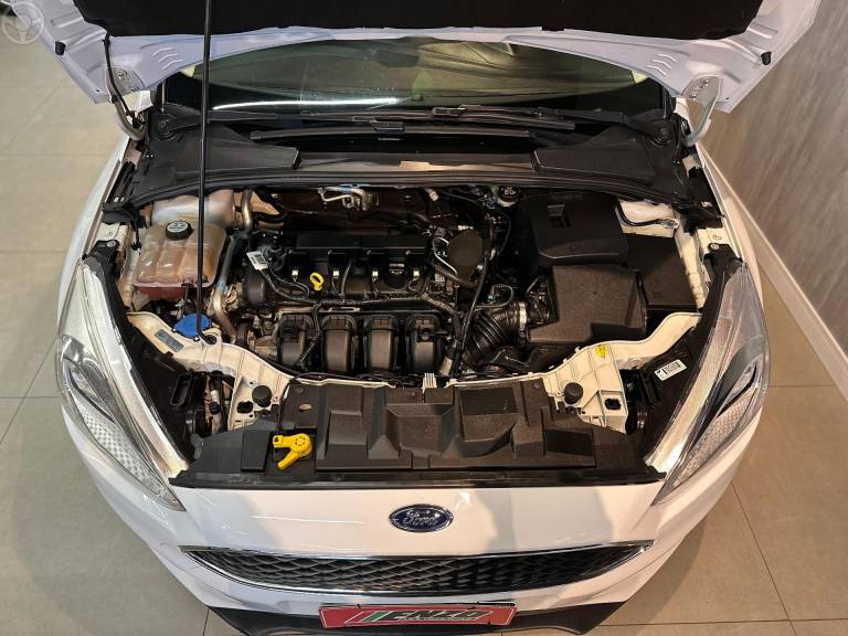 FORD - FOCUS 2.0 SE SEDAN 16V FLEX 4P AUTOMÁTICO - 2015/2016 - BRANCA - R$ 62.900,00