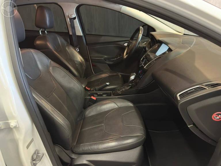 FORD - FOCUS 2.0 TITANIUM HATCH 16V FLEX 4P AUTOMÁTICO - 2015/2016 - BRANCA - R$ 65.900,00